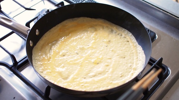Cooking the beaten eggs