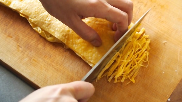 Slicing the crepe into fines slices