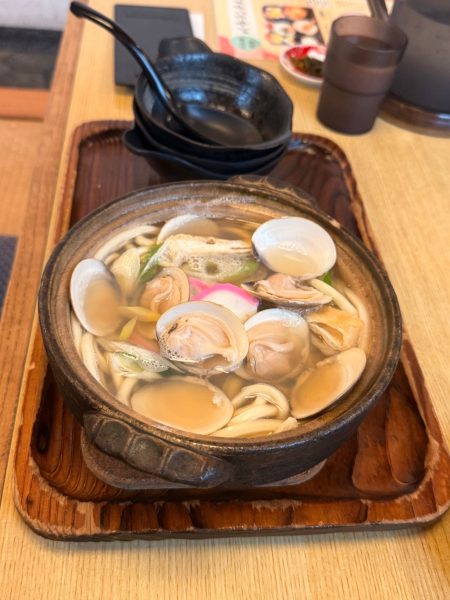 Hamaguri clam nabe-udon in clear broth in a clay pot on a wooden tray at Kawaichi, Kuwana