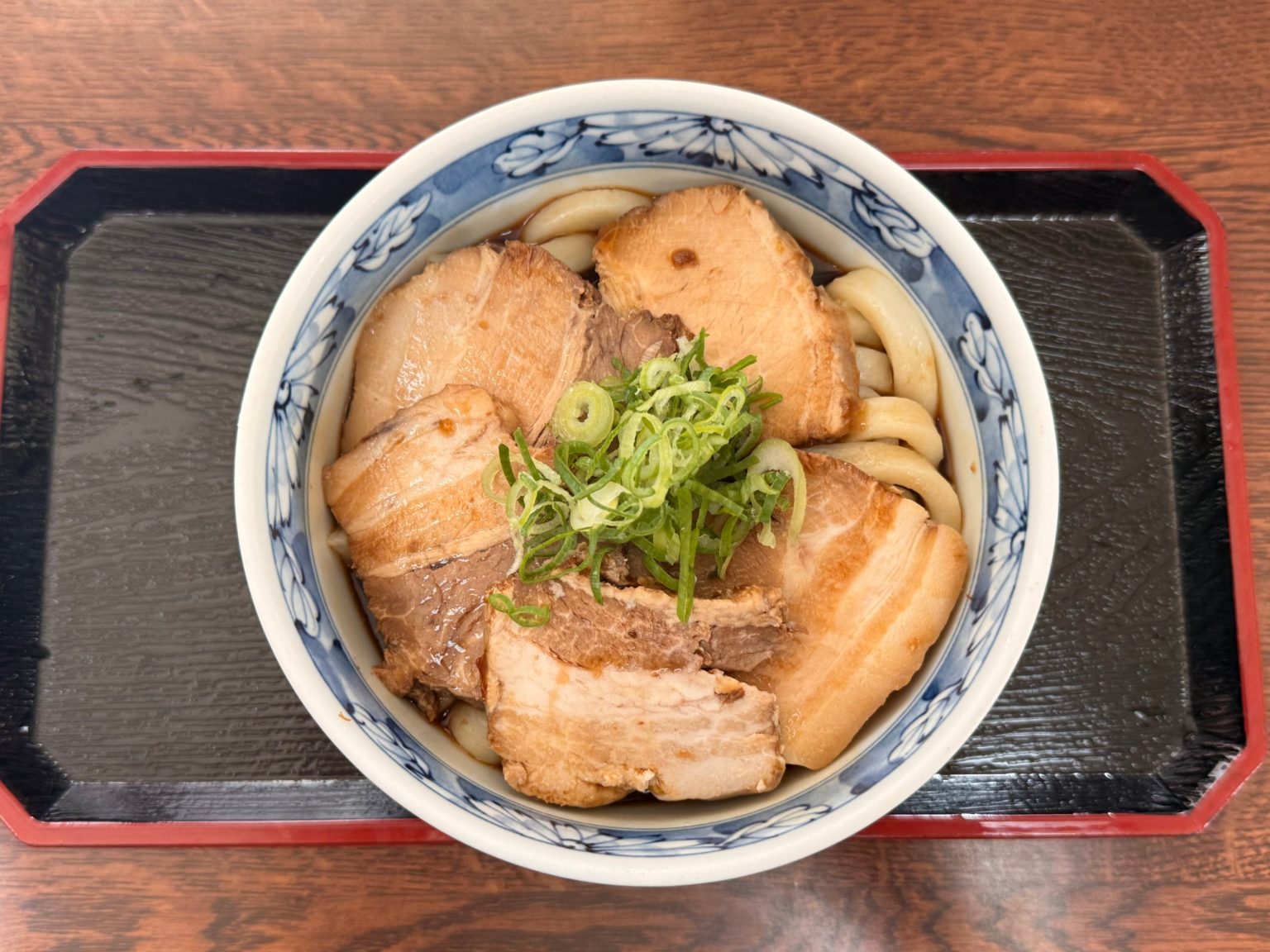 Yakibuta Ise udon topped with thick slices of homemade roast pork and spring onion