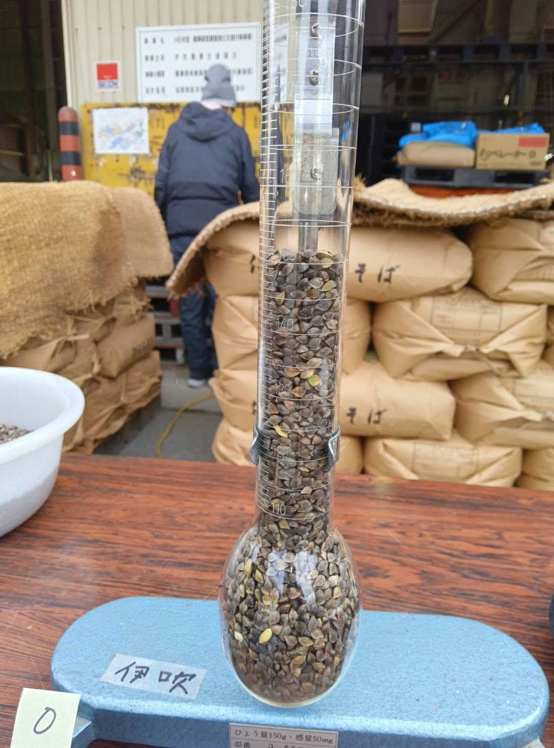 Ibuki buckwheat measured in a graduated cylinder during inspection
